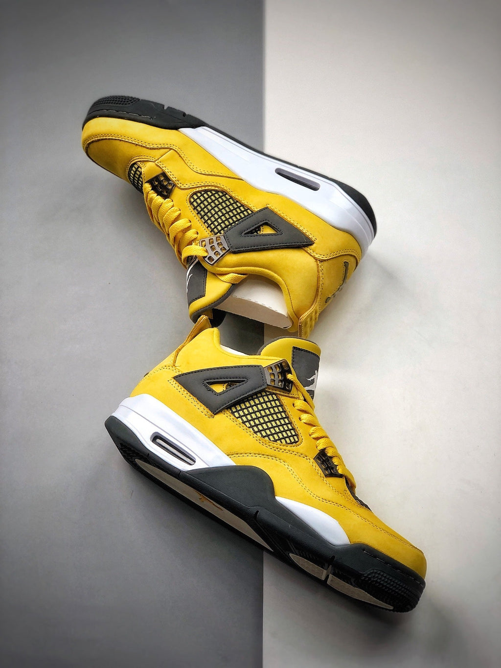 AJ4 Lightning