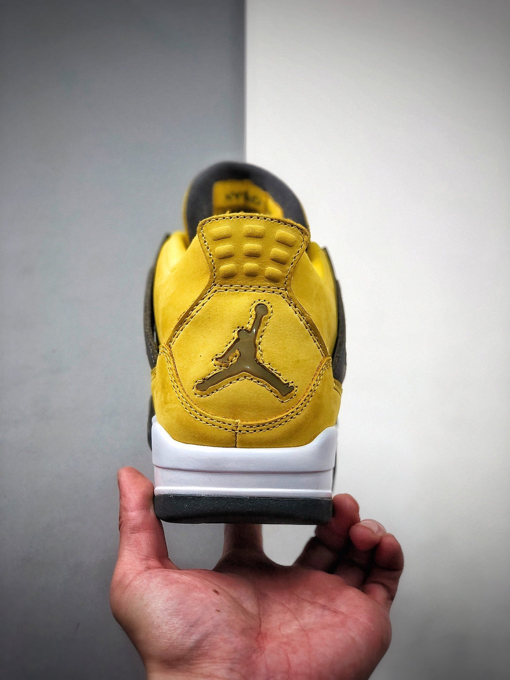 AJ4 Lightning