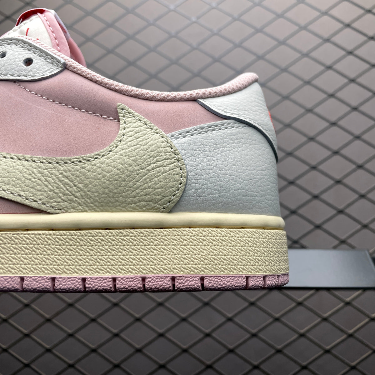 AJ1 Low Travis Scott Reverse Shy Pink